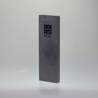 Schräge Aufsicht auf den aufrecht stehenden, dunkelgrauen Keramik-Schleifstein Togi 5000 mit dunklen japanischen Schriftzeichen.