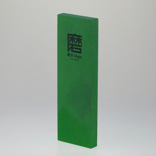 Schräge Aufsicht auf den aufrecht stehenden, grünen Keramik-Schleifstein Togi 1000 mit dunklen japanischen Schriftzeichen.