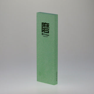 Schräge Aufsicht auf den aufrecht stehenden, hellgrünen Keramik-Schleifstein Togi 400 mit dunklen japanischen Schriftzeichen.
