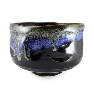 Chawan Matchaschale „Yonaka“ in Schwarz mit violett-grün verlaufender Glasur, handgefertigte japanische Keramikschale für Matcha