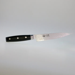 Seitenansicht des kleinen japanischen Petty-Messers Ranmaru mit dunklem Holzgriff und einer Klinge aus Damaststahl mit feinen Wellenmustern und japanischen Schriftzeichen.