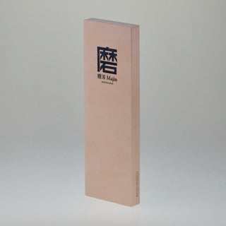 Schräge Aufsicht auf den aufrecht stehenden, hellen Keramik-Schleifstein Togi 8000 mit dunklen japanischen Schriftzeichen.