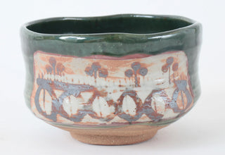 Chawan Matchaschale Fuyugaki – Seitenansicht mit grüner Glasur und traditionellem Muster