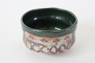 Chawan Matchaschale Fuyugaki – schräge Ansicht mit grünem Rand und verziertem Dekor