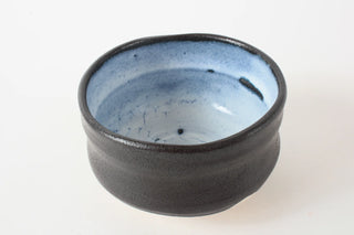 Chawan Matchaschale Ido – schräger Blick von oben auf die blau glasierten Innenwände