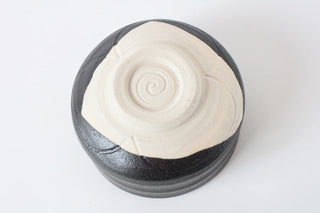 Chawan Matchaschale Ido – Unterseite mit heller, naturbelassener Keramikbasis