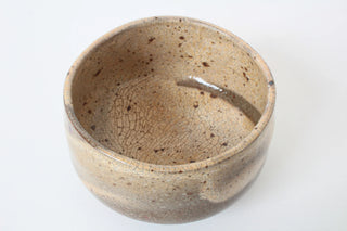 Innenansicht der Chawan Karekusa mit heller Craquelé-Glasur, braunen Sprenkeln und natürlichem Glasurverlauf.
