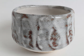 Chawan Konayuki Detailansicht der Glasur mit rostfarbenen Akzenten