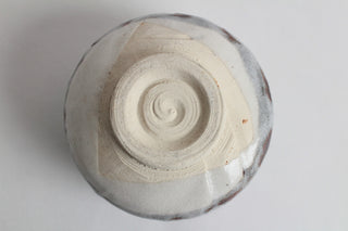 Chawan Konayuki Unterseite mit unglasiertem Fuß und spiraligem Mino-Merkmal