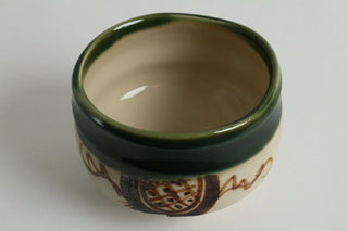 Chawan Nagare schräge Ansicht Matchaschale mit kalligrafischer Anmutung