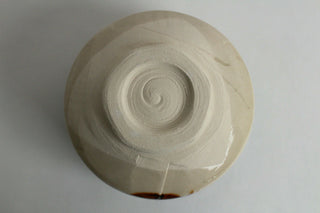Chawan Nagare Unterseite Matchaschale mit unglasiertem Bereich und Symbol der Mino-Region