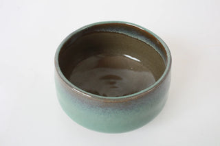 Innenansicht der Chawan Nakama mit glänzender brauner Glasur und hellgrünem Rand.