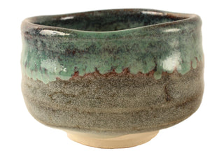 Chawan Matchaschale Sakyu – Seitenansicht mit grüner Glasur und sandfarbenem Fuß