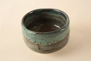 Chawan Matchaschale Sakyu – schräger Blick von oben, grün-braune Glasur im Detail