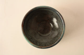 Chawan Matchaschale Sakyu – Draufsicht mit dunkel glasiertem Innenbereich