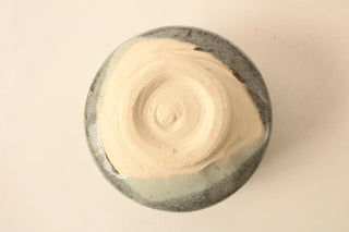 Chawan Matchaschale Sakyu – Unterseite mit heller, unbehandelter Keramikbasis