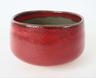 Handgefertigte Matcha-Schale Shunuri mit roter glänzender Glasur und dunklen Sprenkeln auf der Außenseite.