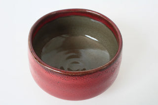 Innenansicht der Chawan Shunuri mit roter Außenwand, grauer Glasur im Inneren und dunklem Randverlauf.
