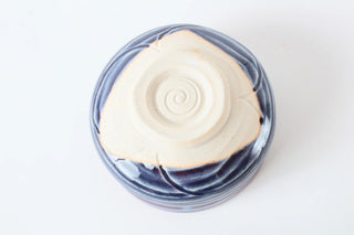 Chawan Matchaschale Ume – Unterseite mit naturbelassener Keramikbasis und blauer Glasur