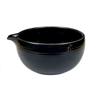 schwarze Matchaschale mit Tülle vor weißem Hintergrund