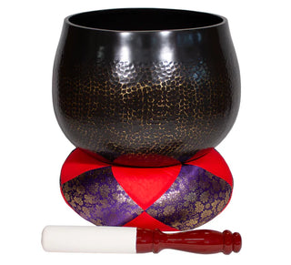 Große Zen-Glocke „Daitokuji“ mit gehämmerter schwarzer Oberfläche, auf einem rot-violetten Kissen mit goldenen Ornamenten, inklusive Holzschlägel für Meditation und Rituale.