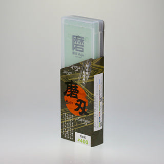 Schräge Aufsicht auf die stehende Verpackung des japanischen Schleifsteins Togi 400, bestehend aus einer transparenten Kunststoffbox und einer bedruckten Banderole.