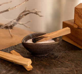 Funagata Keramikschale mit Marmorsand und glimmendem Palo Santo Holz