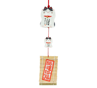 Japanisches Windspiel Furin „Maneki Neko Kuroshiro“ aus Keramik mit Papierfahne, frontal freigestellt.