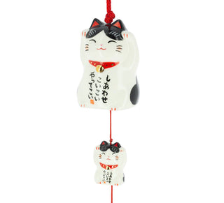 Detailansicht der Furin „Maneki Neko Kuroshiro“ mit zwei Keramik-Katzenfiguren und roter Schnur.