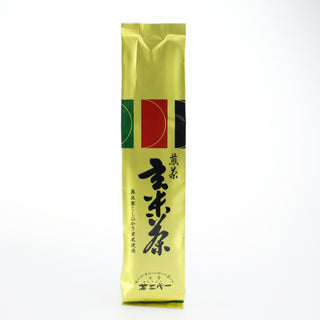 Eine längliche Packung Genmaicha aus goldener Folie, mit einem japansichen Kalligraphie und einem modernen Muster in dern Farben Grün, Rot und Schwarz