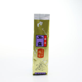 Eine längliche Packung Gyokuro Soshou in goldener Farbe. Darauf sind zwei Etiketten in den Farben Rot, Lila und Orange, mit japanischer Schrift. Unten auf der Packung ist eine Zeichnung, die einen japanischen Schrein zeigt.