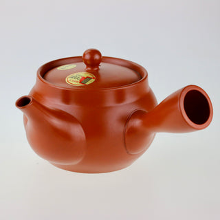 Schräge Aufsicht auf die rot-orangefarbene Teekanne Kyusu Homura mit geschlossenem Deckel, Ausguss und seitlichem Griff.