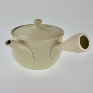Seitenansicht der elfenbeinfarbenen Teekanne Kyusu Mayu mit geschlossenem Deckel, Ausguss und seitlichem Griff.