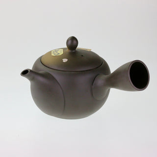 Seitenansicht der dunklen Teekanne Kyusu Yozakura mit Kirschblütenmotiv, geschlossenem Deckel und seitlichem Griff.
