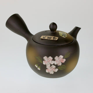 Schräge Aufsicht auf die dunkle Teekanne Kyusu Yozakura mit Kirschblüten, geschlossenem Deckel, Ausguss und seitlichem Griff.