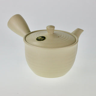 Schräge Aufsicht auf die elfenbeinfarbene Teekanne Kyusu Mayu mit geschlossenem Deckel, Ausguss und seitlichem Griff.