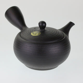 Schräge Aufsicht auf die dunkelbraune, strukturierte Teekanne Kyusu Nachi mit geschlossenem Deckel, Ausguss und seitlichem Griff.