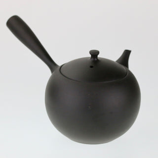 Schräge Aufsicht auf die dunkle Teekanne Kyusu Iwa mit Deckel, Griff und Ausguss.