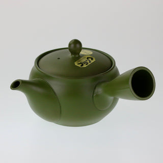 Seitenansicht der grünen Teekanne Kyusu Kappa mit geschlossenem Deckel, Ausguss und seitlichem Griff.