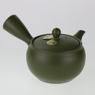 Schräge Aufsicht auf die grüne Teekanne Kyusu Kappa mit geschlossenem Deckel, Ausguss und seitlichem Griff.