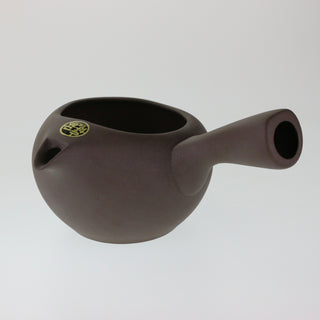 Schräge Aufsicht auf die deckellose, dunkelbraune Teekanne Kyusu Kashi mit Ausguss und seitlichem Griff.