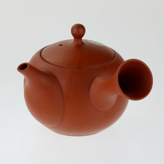 Seitenansicht der rotbraunen Teekanne Kyusu Renga mit geschlossenem Deckel und seitlichem Griff.