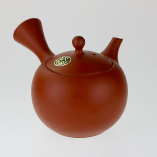 Schräge Aufsicht auf die rotbraune Teekanne Kyusu Renga mit geschlossenem Deckel, Ausguss und seitlichem Griff.