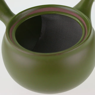 Detailaufnahme der geöffneten grünen Teekanne Kyusu Kappa, die das Innere mit dem breiten, gebogenen Edelstahlsieb zeigt.