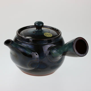 Schräge Aufsicht auf die blaugrüne, bauchige Teekanne Kyusu Kokei mit geschlossenem Deckel, Ausguss und seitlichem Griff.