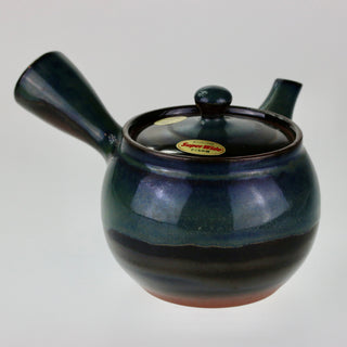 Seitenansicht der blaugrünen Teekanne Kyusu Kokei mit geschlossenem Deckel und seitlichem Griff.