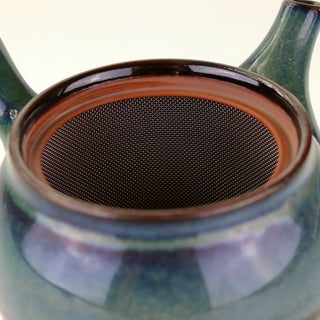 Detailaufnahme der geöffneten blaugrünen Teekanne Kyusu Kokei, die das Innere mit dem breitflächigen Sieb zeigt.