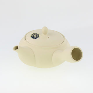 Schräge Aufsicht auf die helle Teekanne Kyusu Kinu mit geschlossenem Deckel, Ausguss und seitlichem Griff.