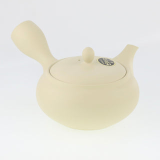 Seitenansicht der hellen Teekanne Kyusu Kinu mit geschlossenem Deckel, seitlichem Griff und Ausguss.