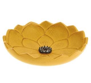 Seitliche Ansicht des gelben Räuchergefäßes Lotus aus Gusseisen